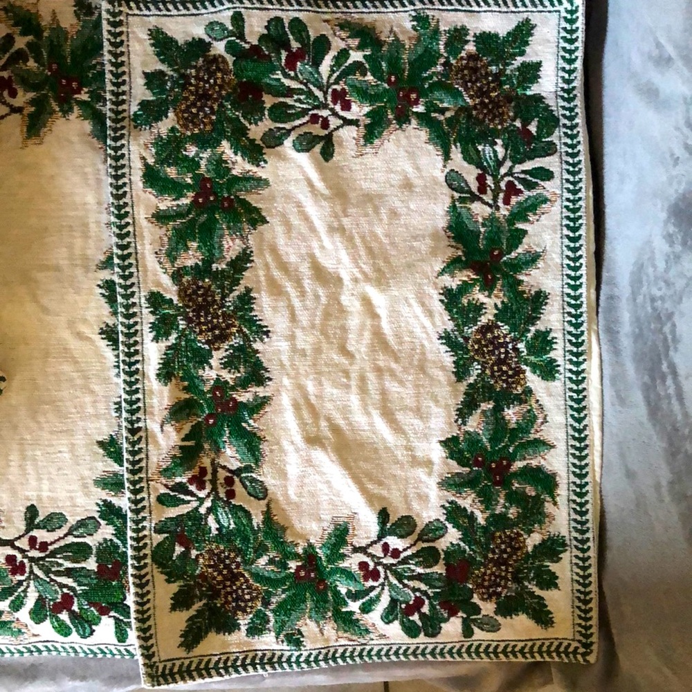 4 Christmas place mats with pine cones and Holly